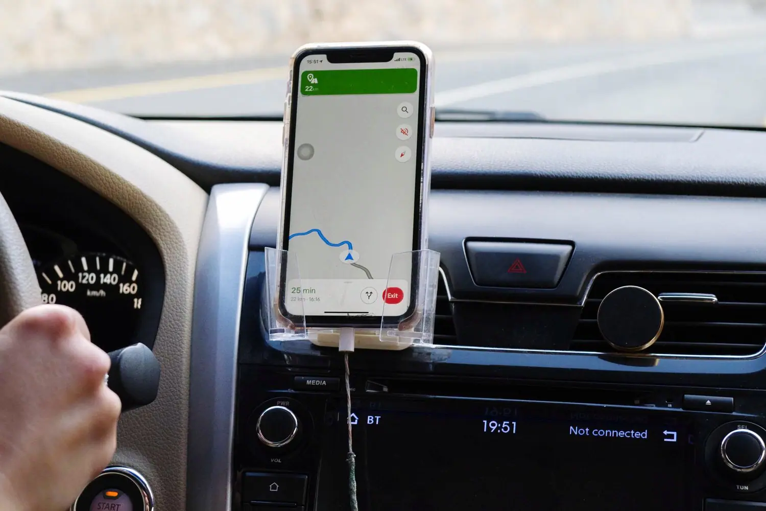 Systemy audio car-play: integracja smartfona z samochodem
