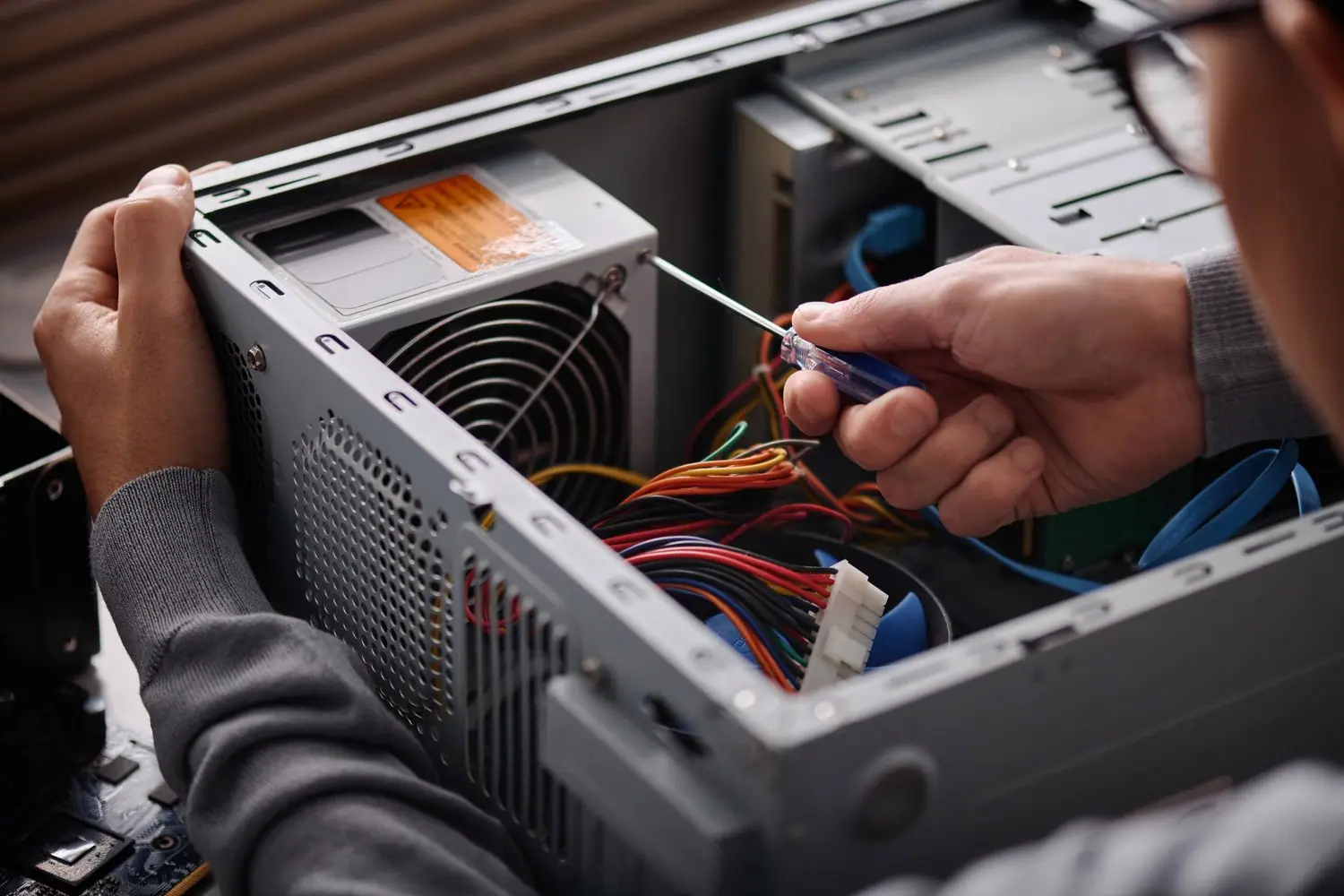 Jak wymienić zasilacz w komputerze stacjonarnym - bezpieczna instalacja PSU