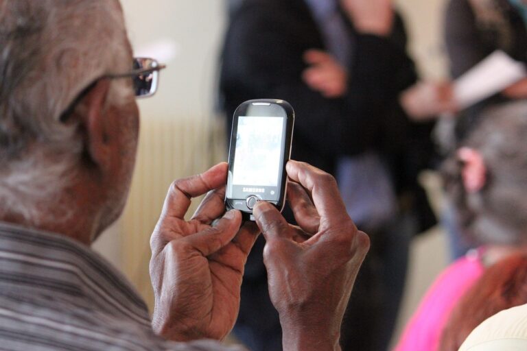 smartfony-dla-seniorow-jak-dostosowac-telefon-do-potrzeb-starszych